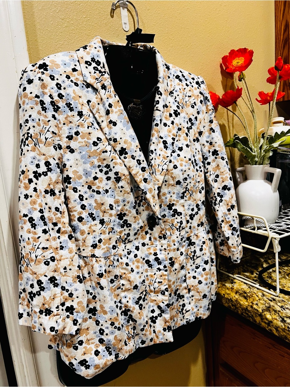 Cato Floral Blazer in Cream, Black & Tan